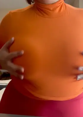 jinkies, I think there might be a clue under my shirt 😉