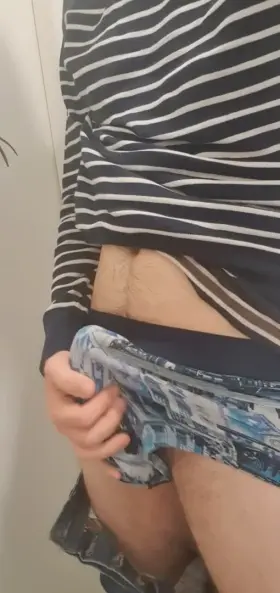 Scrolled nsfw Reddit at work, ending up cumming in the bathroom