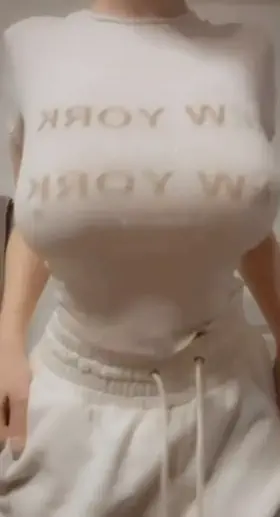 Do you like how these natural DDD’s sit on my tiny waist & 5’1 frame?