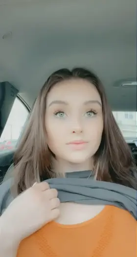 I love [f]lashing my 18 y.o tits 😝