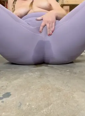 Wetting my yoga pants made me wanna cum 😈