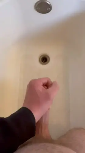 Jerking off in the tub
