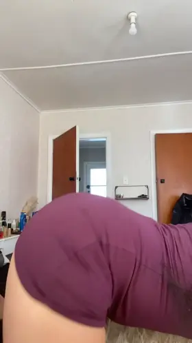 Showing you my ass with no undies on 😏