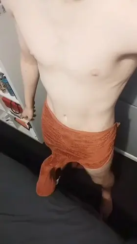 Towel drops turn me on 😈