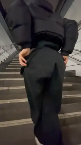 i lost a bet against my sister and had to walk through the train station like this... some seconds later i got caught with my pants still off haha 😯