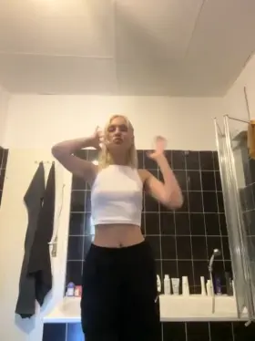 This is what I’m hiding under my top, cum over so I can show you what’s under my shorts too 🙈💙