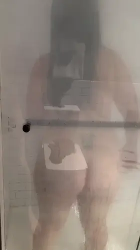 Do you like my wet ass and tits? Cum get my free page in the comments 💋 I offer sexting, cock ratings, customs and more 💦