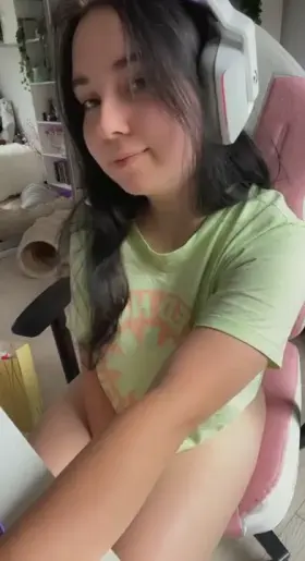 21[F][snap] [👻 emaxc12] Sending a masturbating video to every guy that upvotes ☺️ (My auto reply is on)