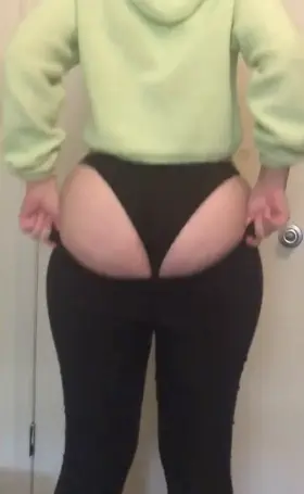 When your ass is so fat you shake the whole house 😅😅