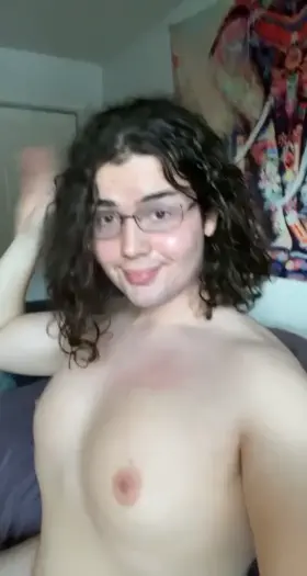 I become such a horny bitch for strong hairy daddies 🥰