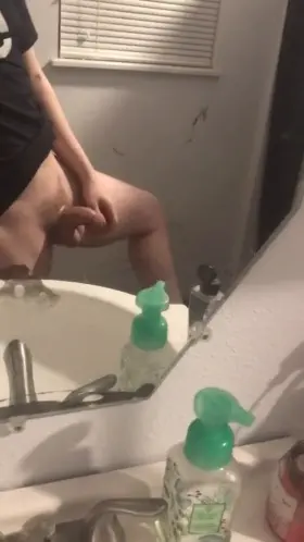 [32/Dom] I was one stroke away from spraying my bathroom floor. DM/Chat me, I've been ridiculously horny.