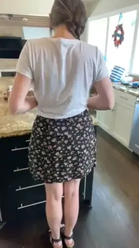 Halfway to the weekend! I hope a small waist and big mom ass is your type of snack... 😋 [40 mom of one]