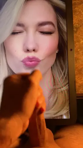 Karlie Kloss tribute for a bud