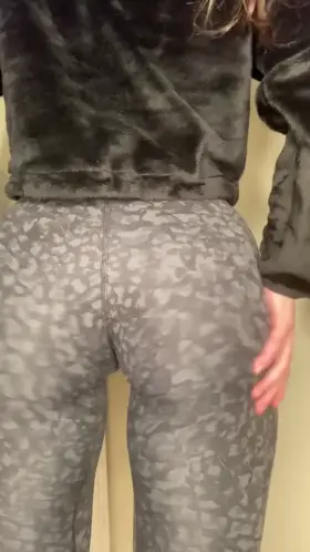 do my tight leggings make you want to bend me over and fuck me?😌