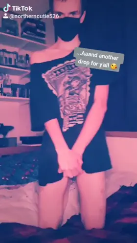 Thigh dropping twink ;P