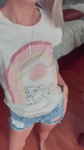 The cute milf with a naughty side 😏