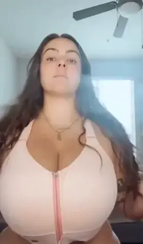 Shelby_mariexox is insanely busty