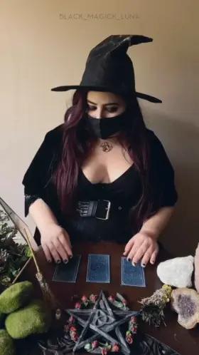 It's witchy Wednesday again my dudes...who wonders what the cards will read?