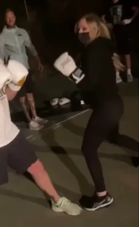 Jerking to Avril Lavigne's great ass 25M kik YaheardMe21