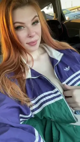 Just stopping by to give you a flash 🥰