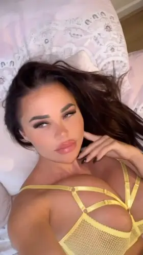 Any guys into my botoxed frozen face & bimbo body!