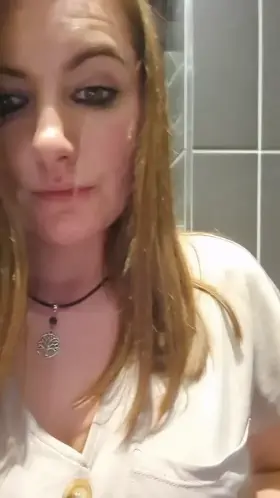 I realllllly should not have been doing this. At the in-laws for my father in laws birthday being a sneaky minx in their loo 🤫 [f]
