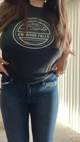 Titty drop to start the weekend right :)