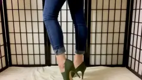 What do you think about green heels and jeans 🤞🏻