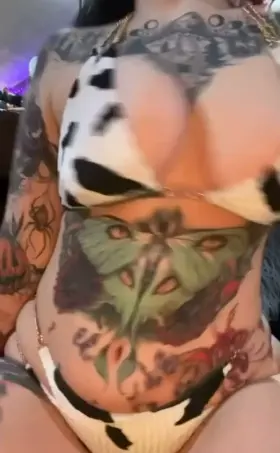 I really need to get a smaller bikini— makes it easier to milk my moomoos 😉 🐮 🥛 🖤(drop)