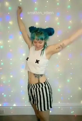 I'm just a smol girl who likes to tease