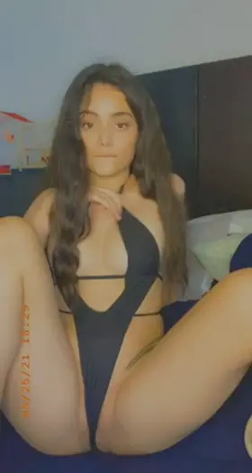 hola 😍 are my nipples suckable?? 🥰 when you sub to my page you can videocall me (link in comments)