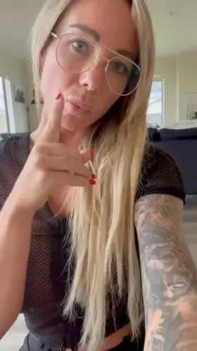 Little flash, such a naughty milf