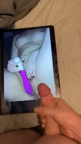 Redditors wife gets a big load of cum 😍 (Request)