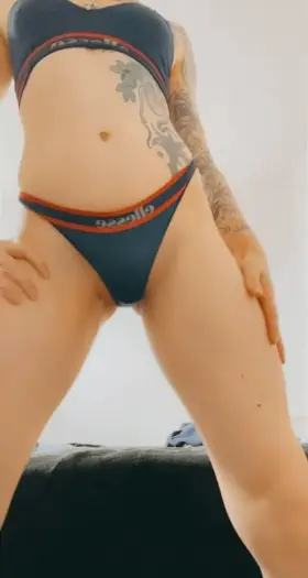 Everyone loves a trap milf who can shake her hips 🍑