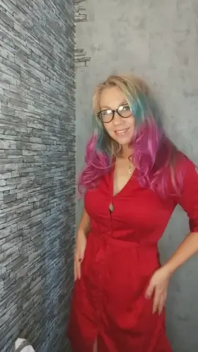 What‘s your opinion on nerdy MILFS?