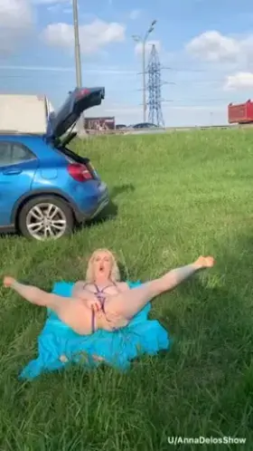 When traffic jams i take a break and masturbate😋