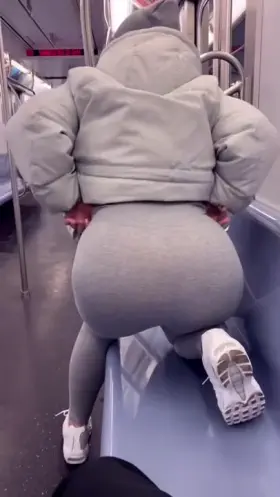 Got caught mid twerk😯[F]