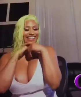 Nickis big ol milkers 🤤