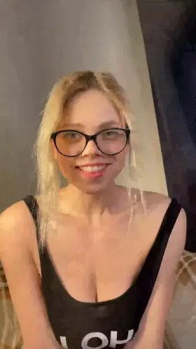 I never really wear my glasses in photos, but i think they look kinda cute here