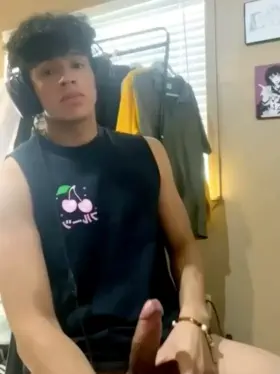 Latino twink cums all over his t-shirt (not OC)