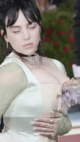 God Billie Eilishs tits