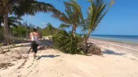 Sucking my bf on the beach 💦🌴
