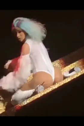Cardi got such a fat ass