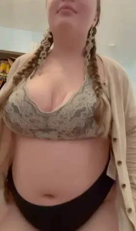 I can’t wear cardigans normally 🍈🍈