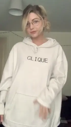 I love working out in oversized hoody’s, they make me feel so tiny.. ☺️💓