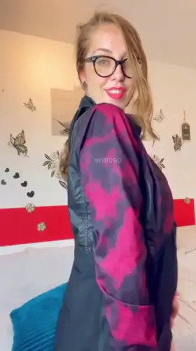 I like flashing my boobs on Reddit