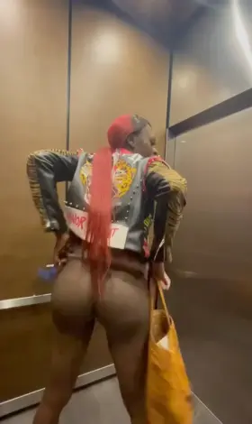 Hey shrimp dicks, dm mommy so i can use your tiny pathetic dick for a post 😈😈😘