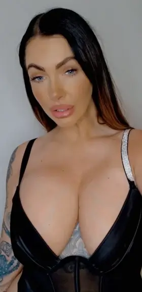 g cup milfie tits!