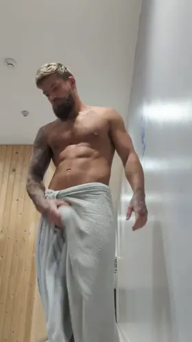 I love rubbing my cock and arse in the locker room