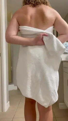 Fresh out of the shower for y’all 😏! Who wants to help me dry off 😈😈?(f)43